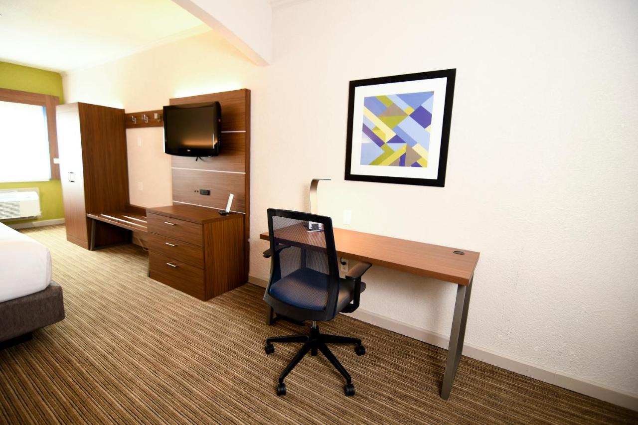 Suite - Mobility Access/Hearing Accessible at Holiday Inn Express & Suites Port Clinton-Catawba Island by IHG