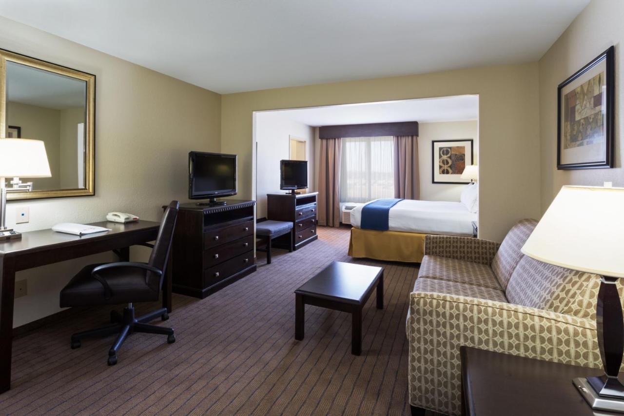 One Bedroom Suite - Hearing Accessible at Holiday Inn Express and Suites Moultrie by IHG