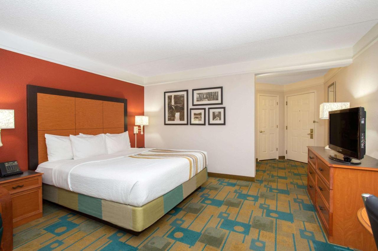 Deluxe King Room at La Quinta Inn & Suites by Wyndham Denver Southwest Lakewood