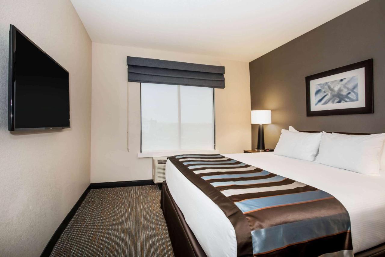 King Suite - Mobility Access/Non-Smoking at City Express by Marriott Denver Airport