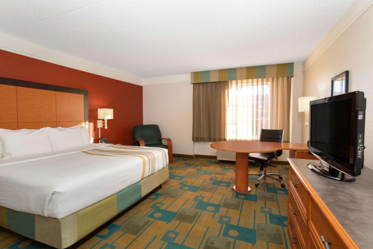 Deluxe King Room at La Quinta Inn & Suites by Wyndham Denver Southwest Lakewood