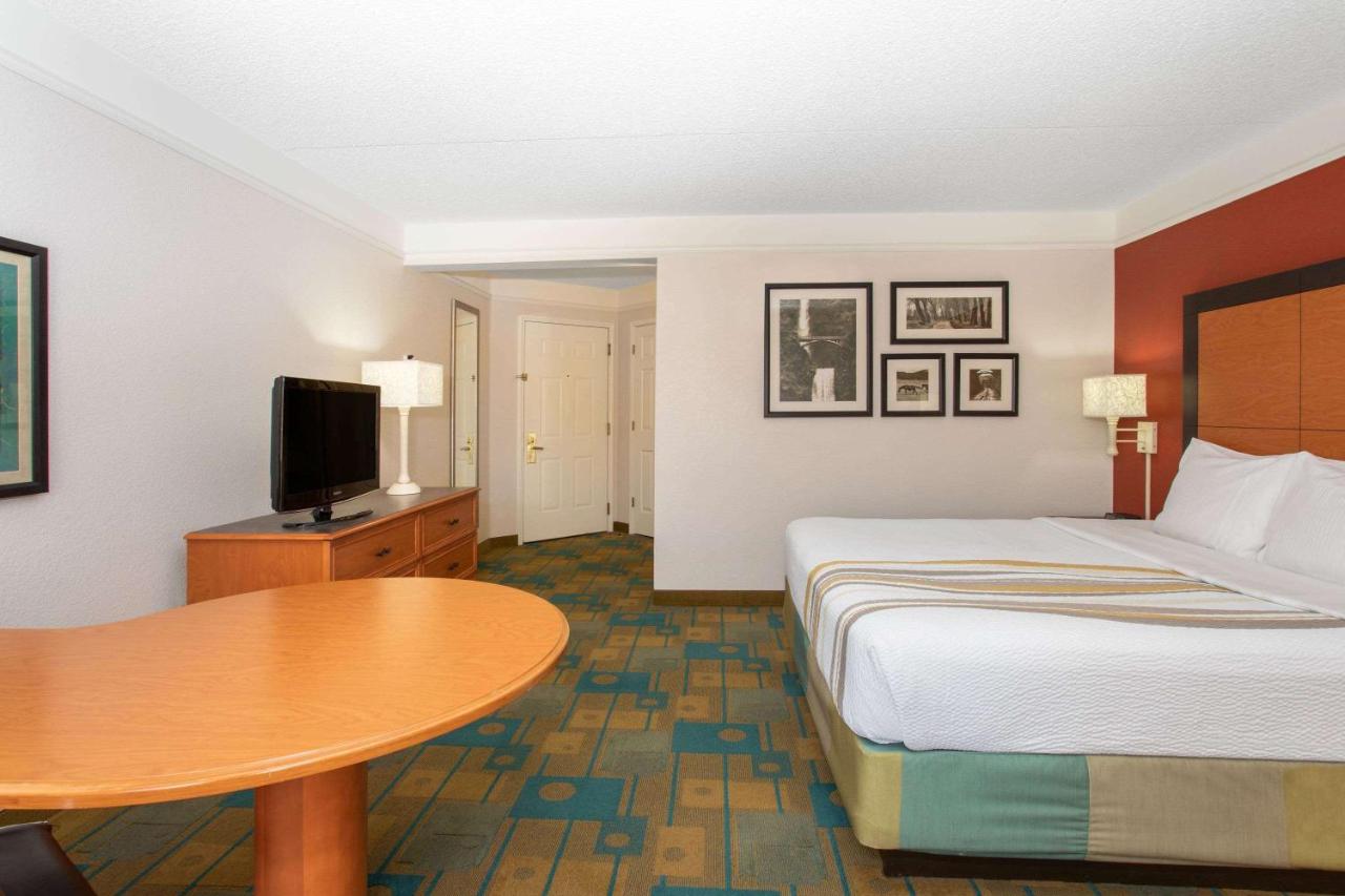 Deluxe King Room at La Quinta Inn & Suites by Wyndham Denver Southwest Lakewood