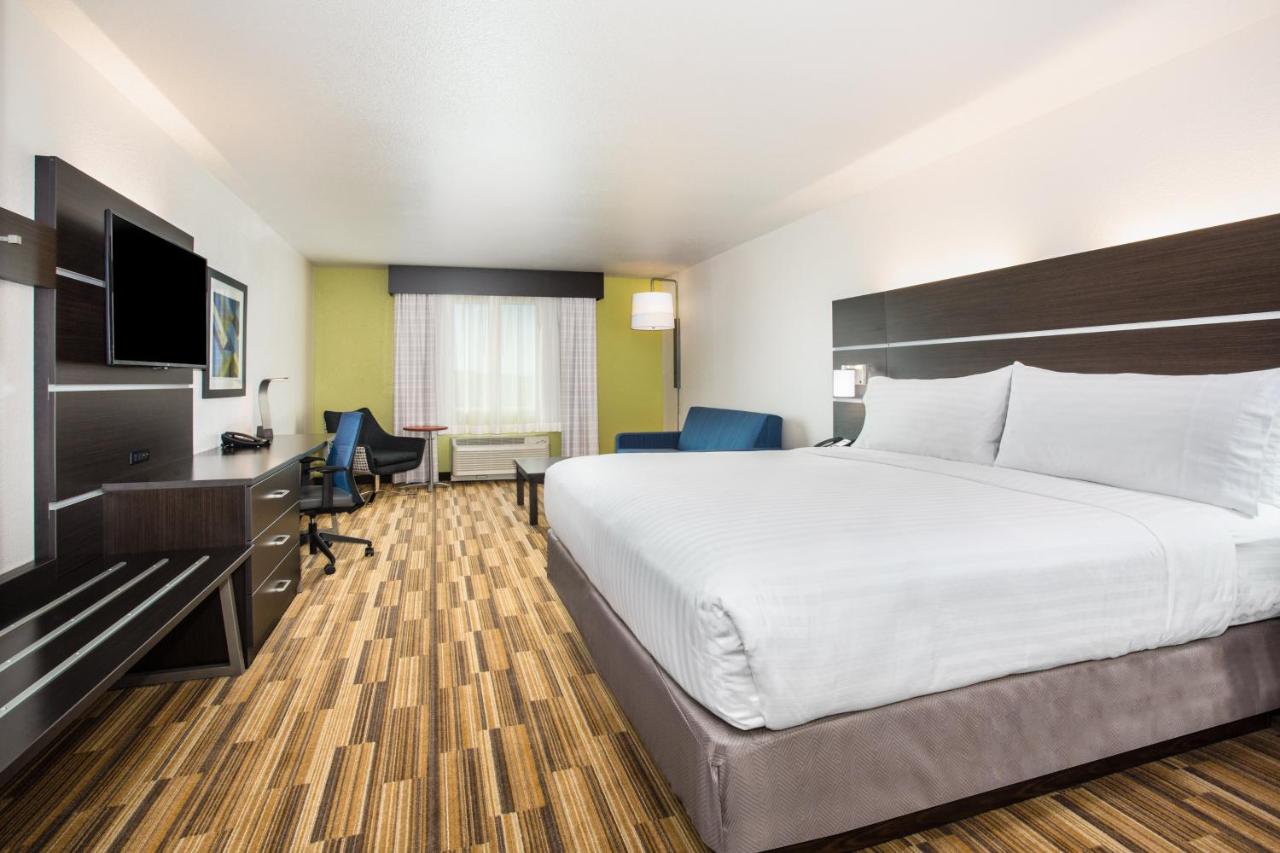 King Suite at Holiday Inn Express & Suites Rapid City - Rushmore South by IHG