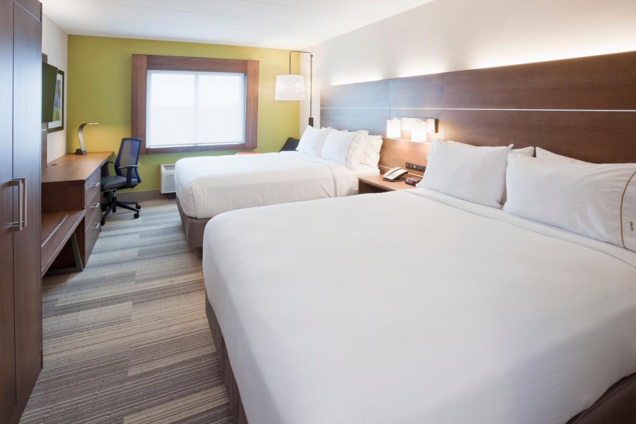 Queen Room with Two Queen Beds at Holiday Inn Express Roseville-St. Paul by IHG
