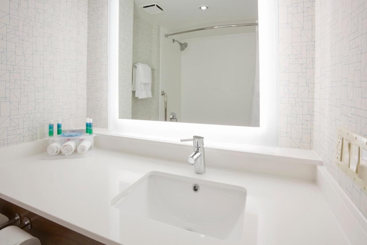 Deluxe King Room - Hearing Accessible at Holiday Inn Express Roseville-St. Paul by IHG