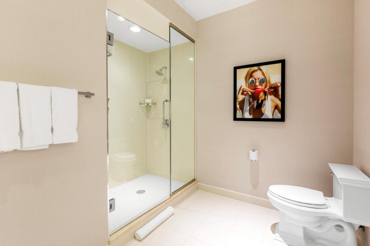 Deluxe King Room at The Chicago Hotel Collection - Magnificent Mile