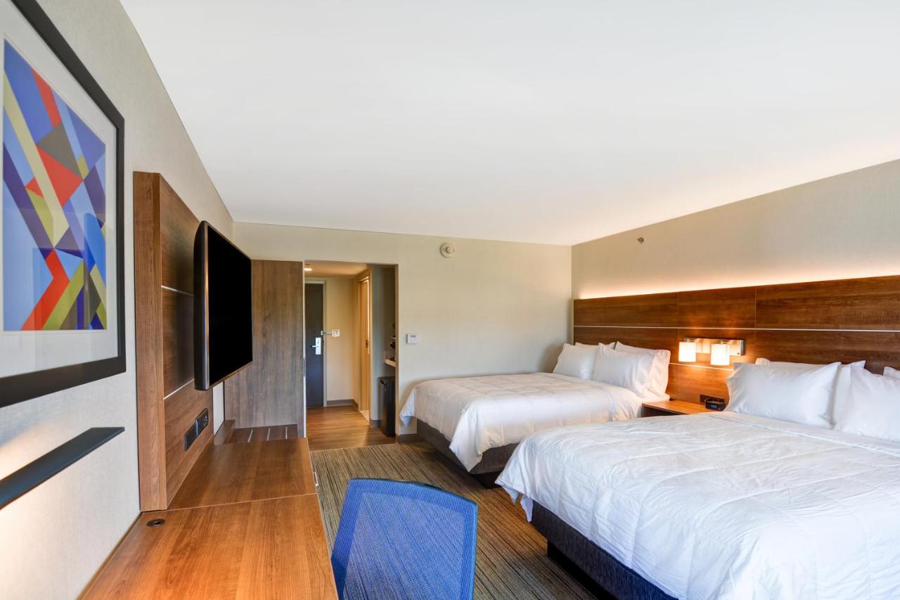 Deluxe Queen Room with Two Queen Beds at Holiday Inn Express Boston by IHG