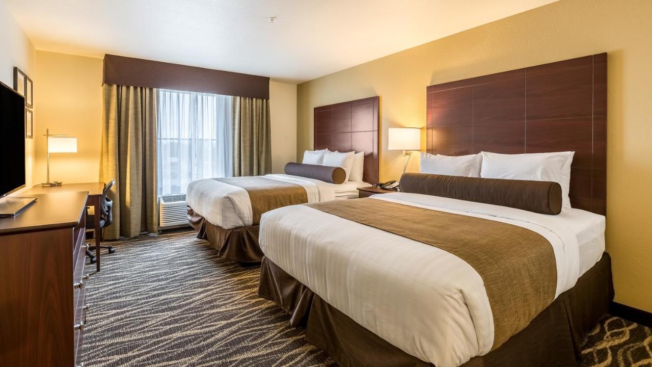 Deluxe Queen Suite at Cobblestone Hotel & Suites – Chippewa Falls