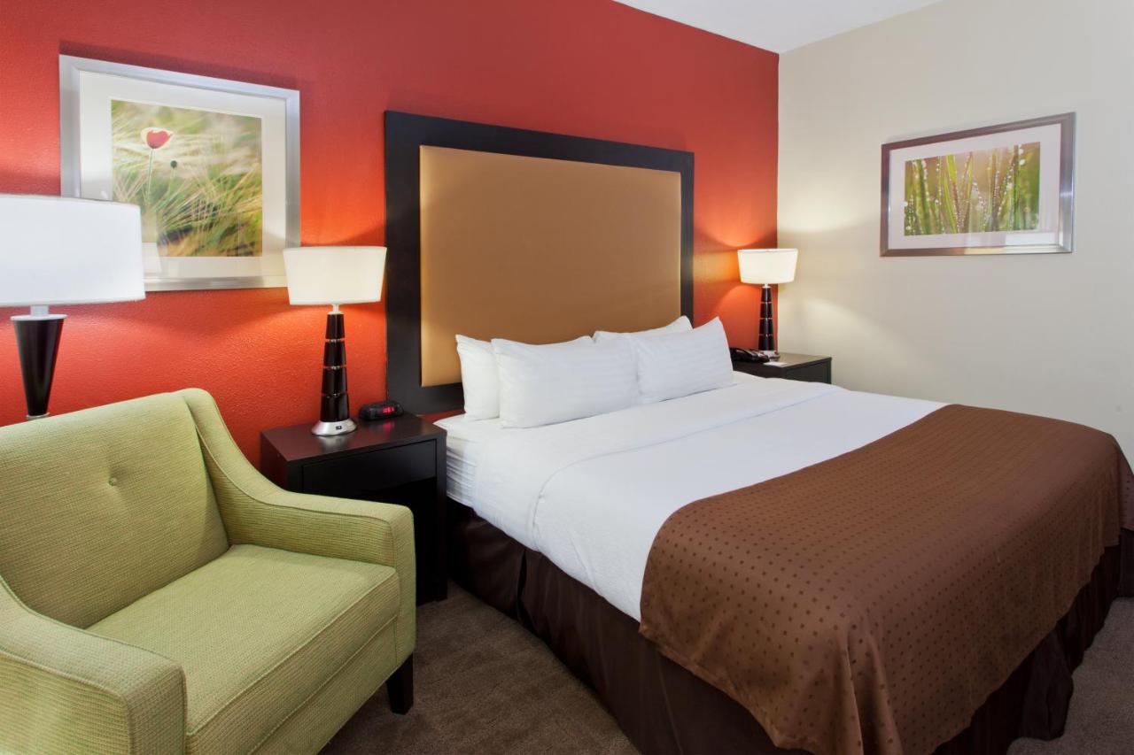 King Room - Disability Access Hearing Accessible - Roll-In Shower at Holiday Inn Shreveport Downtown by IHG