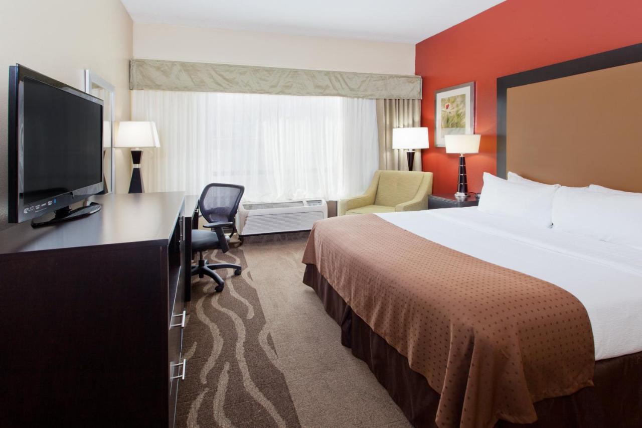 King Room - Disability Access Hearing Accessible - Roll-In Shower at Holiday Inn Shreveport Downtown by IHG