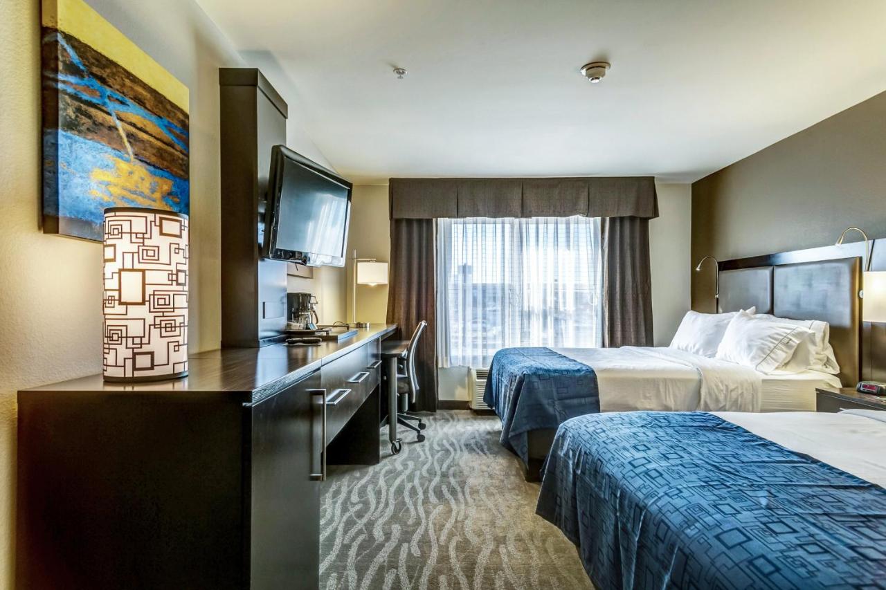 Queen Room with Two Queen Beds - Mobility Access Roll in Shower/Non-Smoking at Holiday Inn Express St. Louis West - O'Fallon by IHG