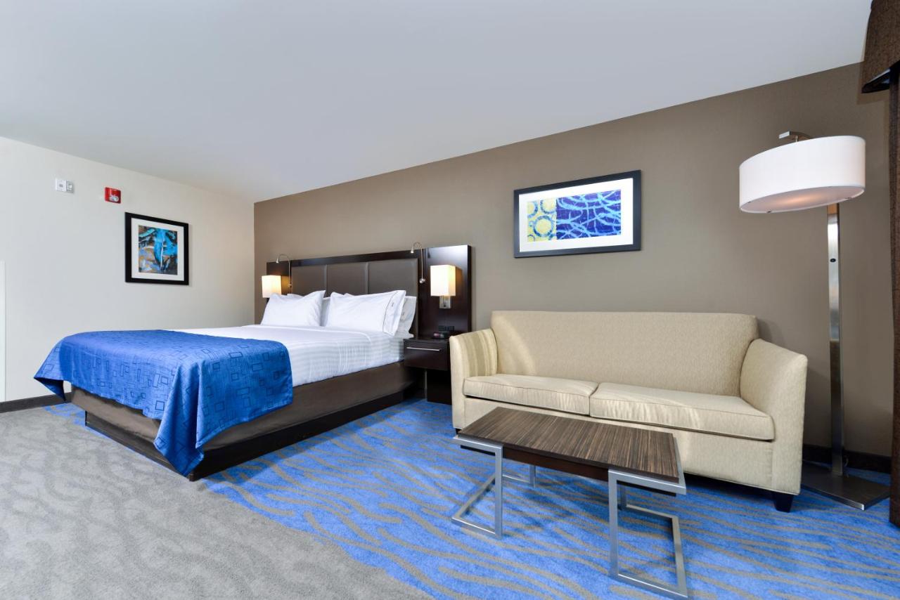 King Room - Mobility Access/Roll in Shower - Non-Smoking at Holiday Inn Express St. Louis West - O'Fallon by IHG