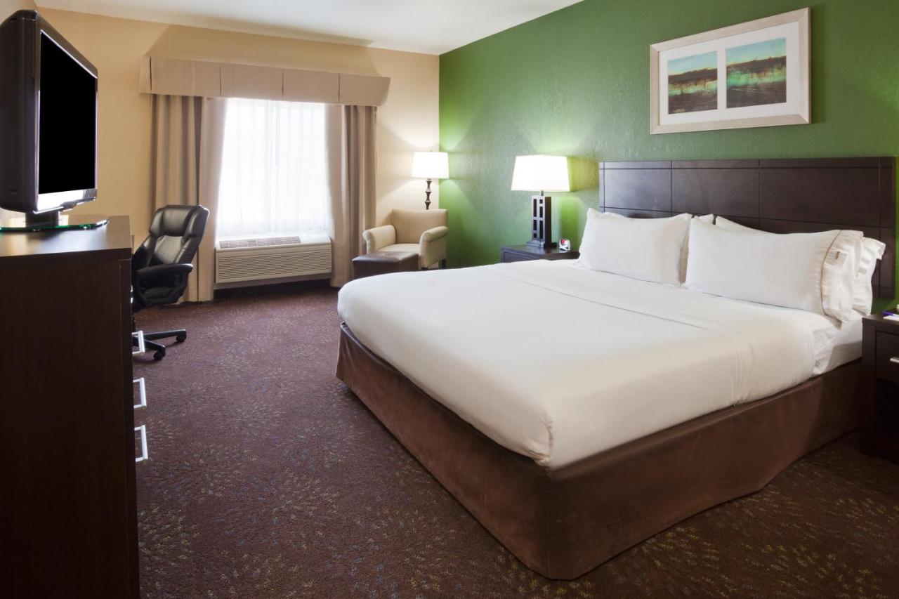 Standard King Room- Non-Smoking at Holiday Inn Express & Suites Aberdeen by IHG