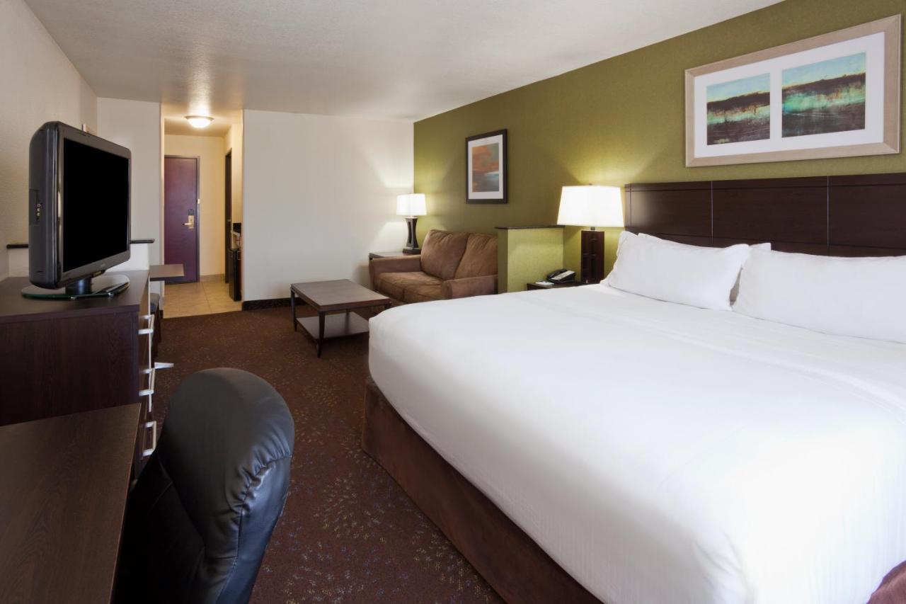 King Suite at Holiday Inn Express & Suites Aberdeen by IHG