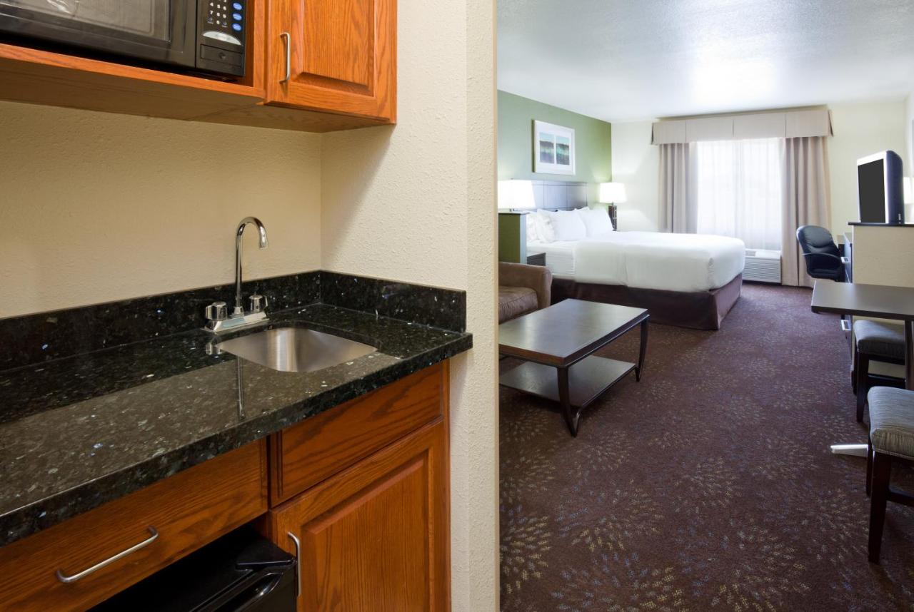 King Suite at Holiday Inn Express & Suites Aberdeen by IHG