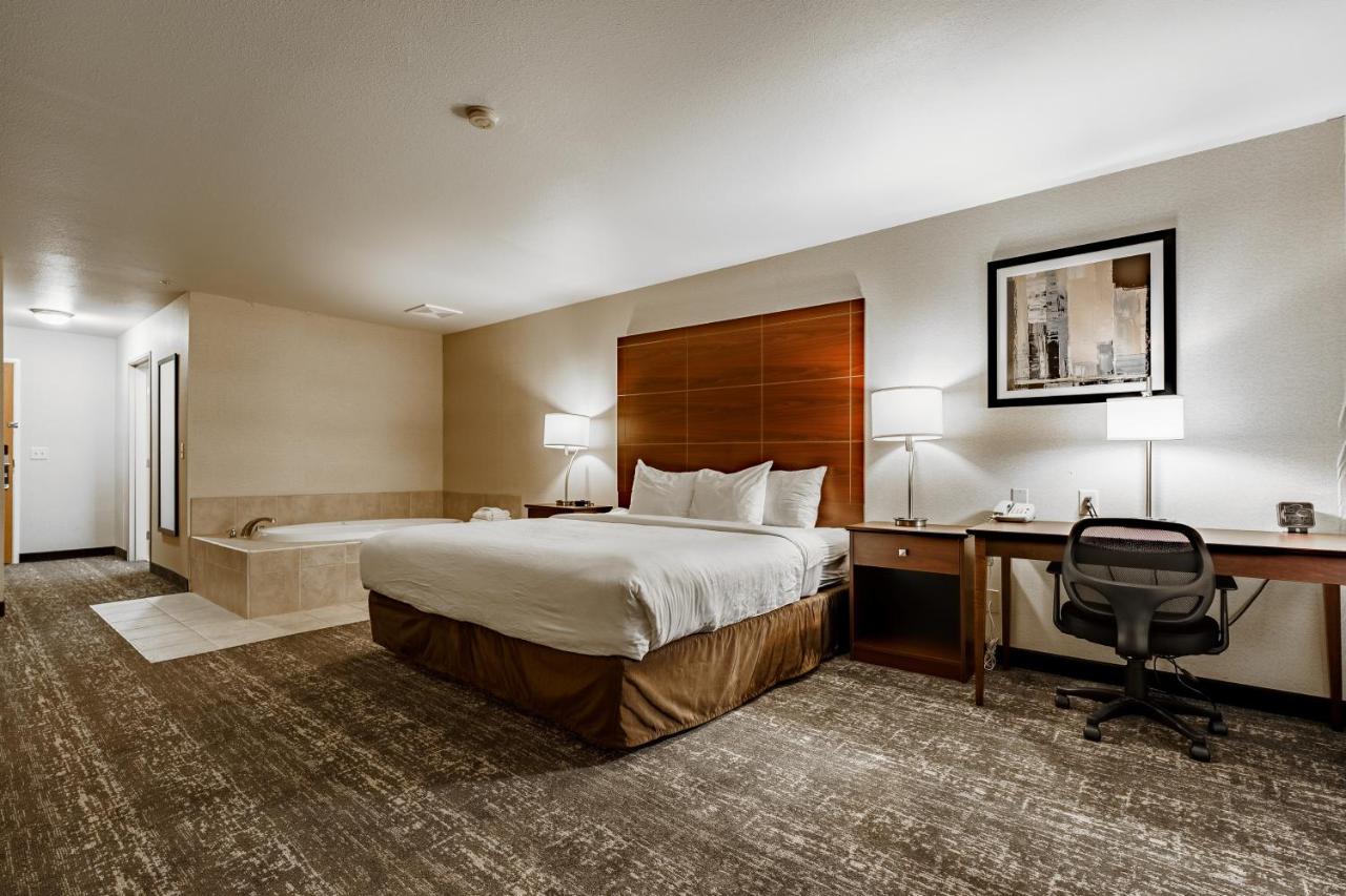 Deluxe Suite with Spa Bath at Cobblestone Suites - Ripon