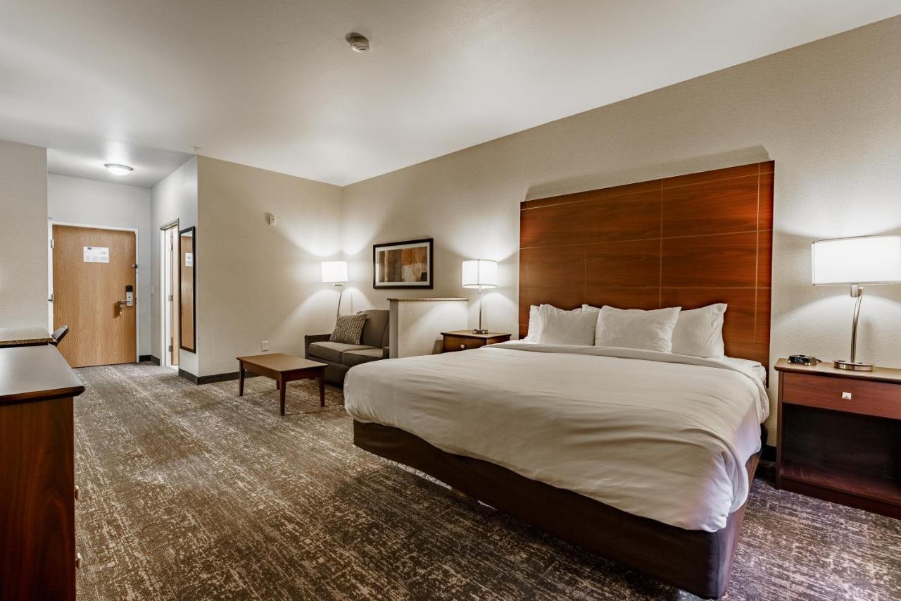 King Room - Disability Access at Cobblestone Suites - Ripon