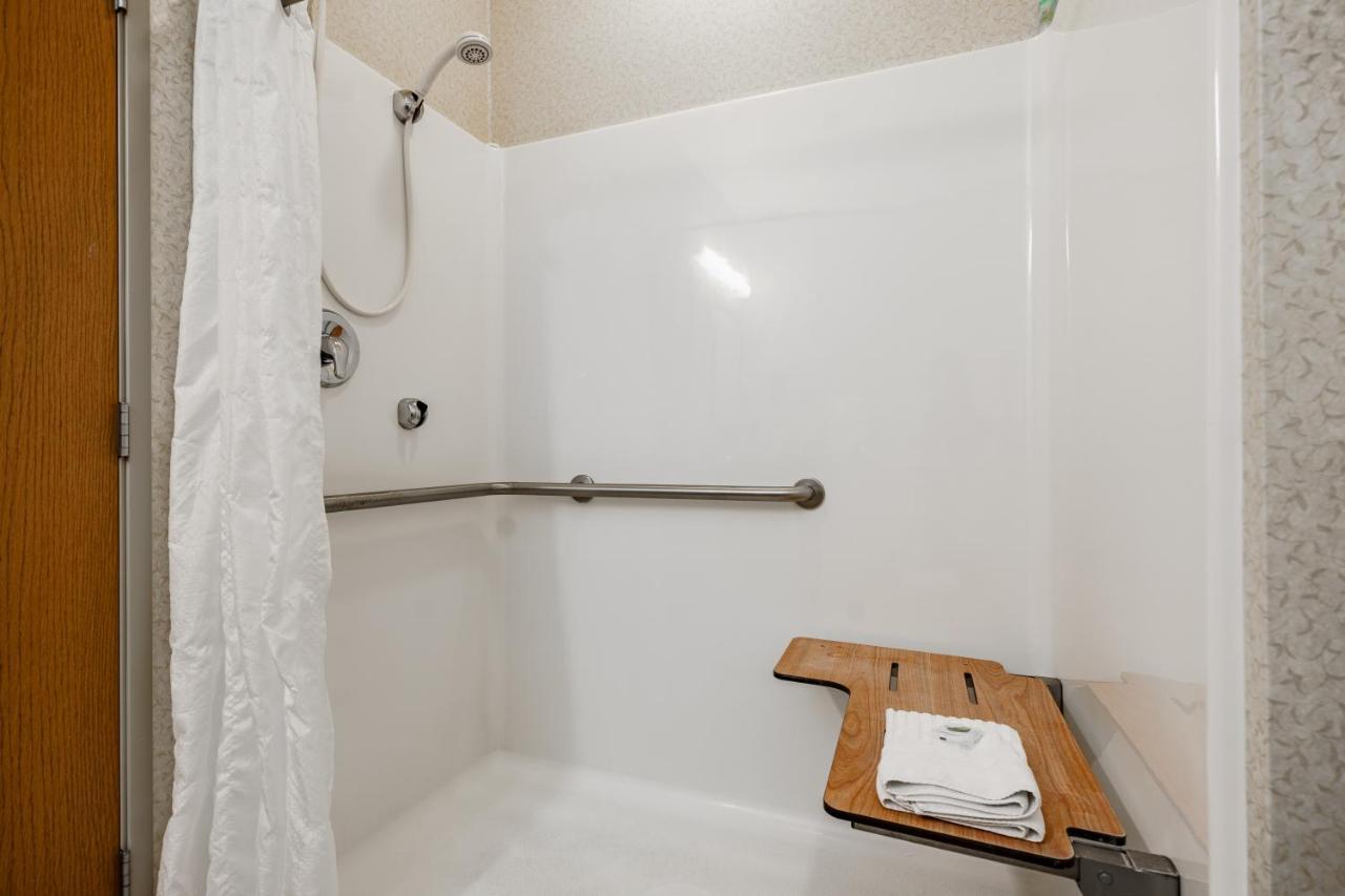 King Room - Disability Access at Cobblestone Suites - Ripon