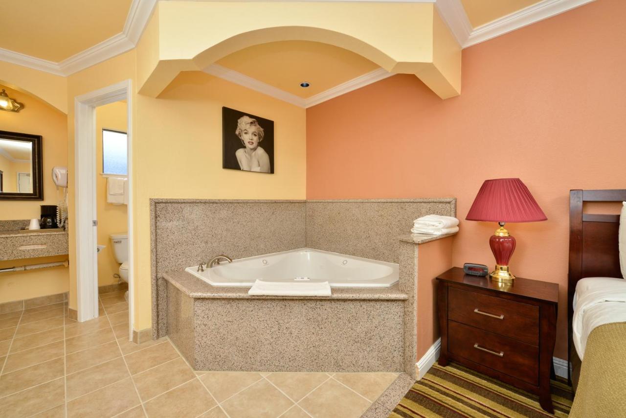 Non-Smoking One Bedroom Queen Jaccuzi Suite at Inn By The SFO