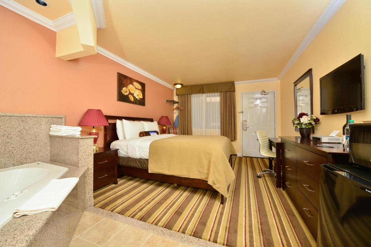 Non-Smoking One Bedroom Queen Jaccuzi Suite at Inn By The SFO