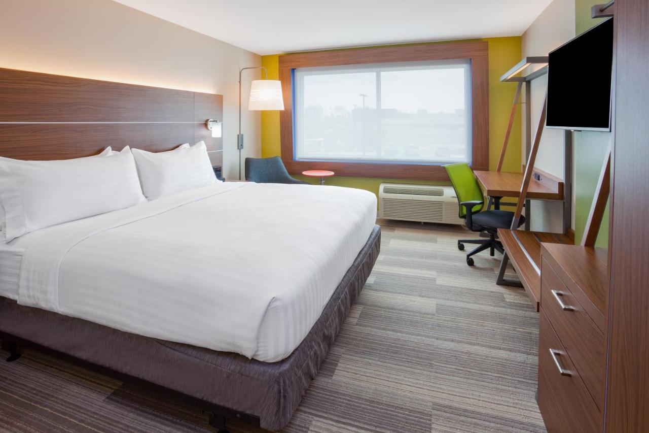 King Room - Disability Access Hearing Accessible Roll-in Shower at Holiday Inn Express & Suites Des Moines Downtown by IHG