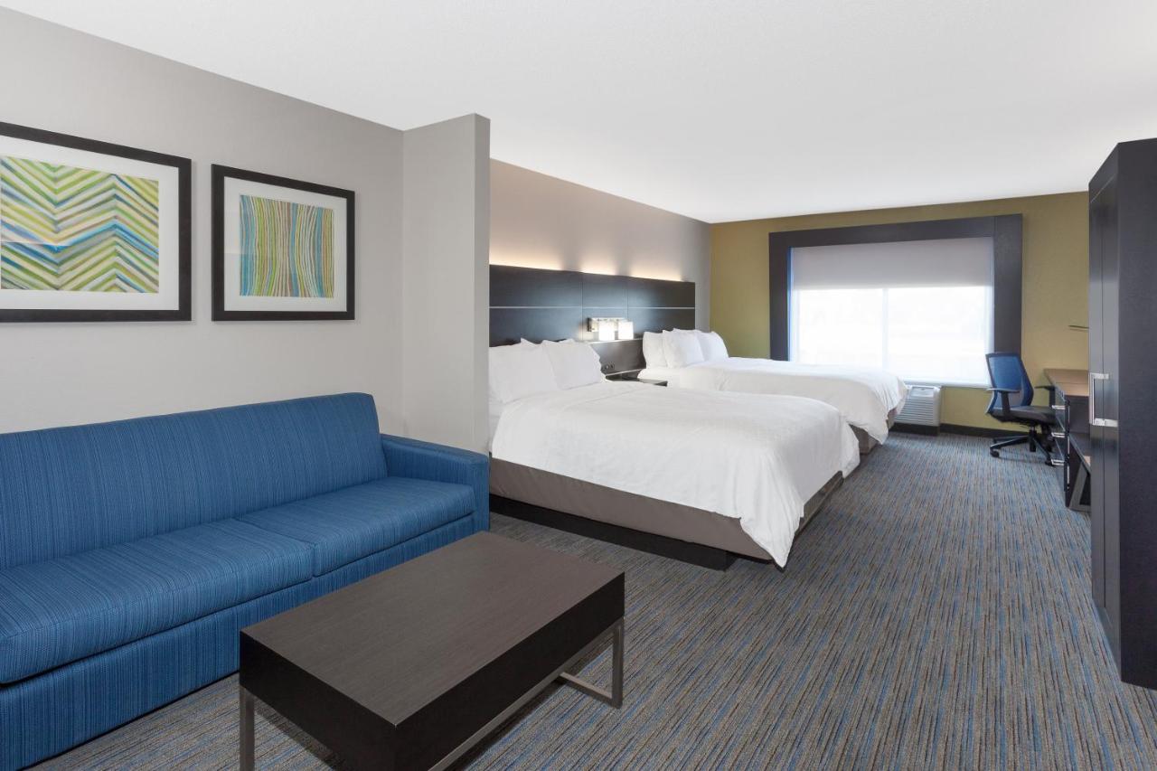 Queen Suite with Two Queen Beds at Holiday Inn Express Hotel & Suites Culpeper by IHG