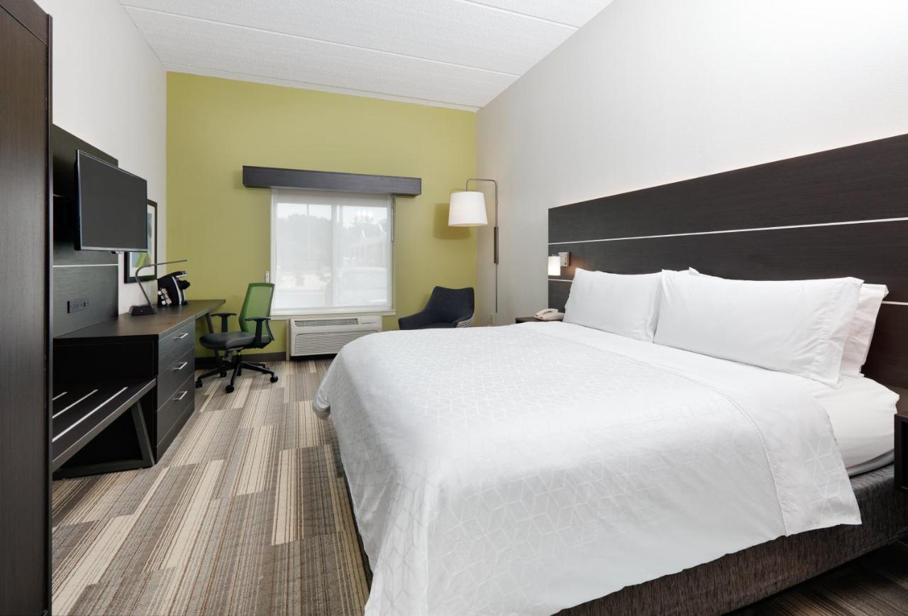 King Room - Non-Smoking at Holiday Inn Express & Suites Dublin, an IHG Hotel