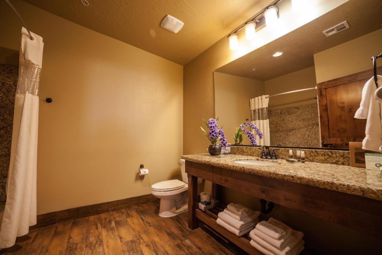 Deluxe King Suite at Cable Mountain Lodge