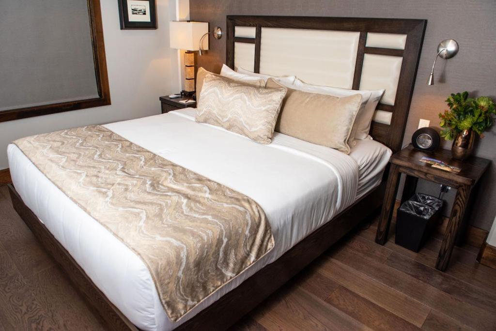 Junior Suite with Mountain View at Cable Mountain Lodge