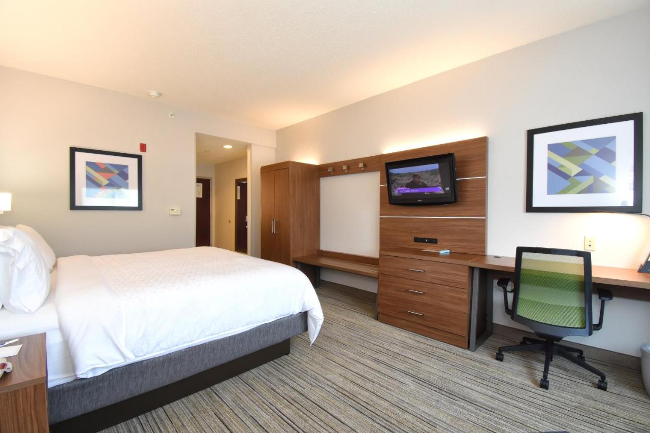King Room - Non-Smoking at Holiday Inn Express Hotel & Suites Southern Pines by IHG