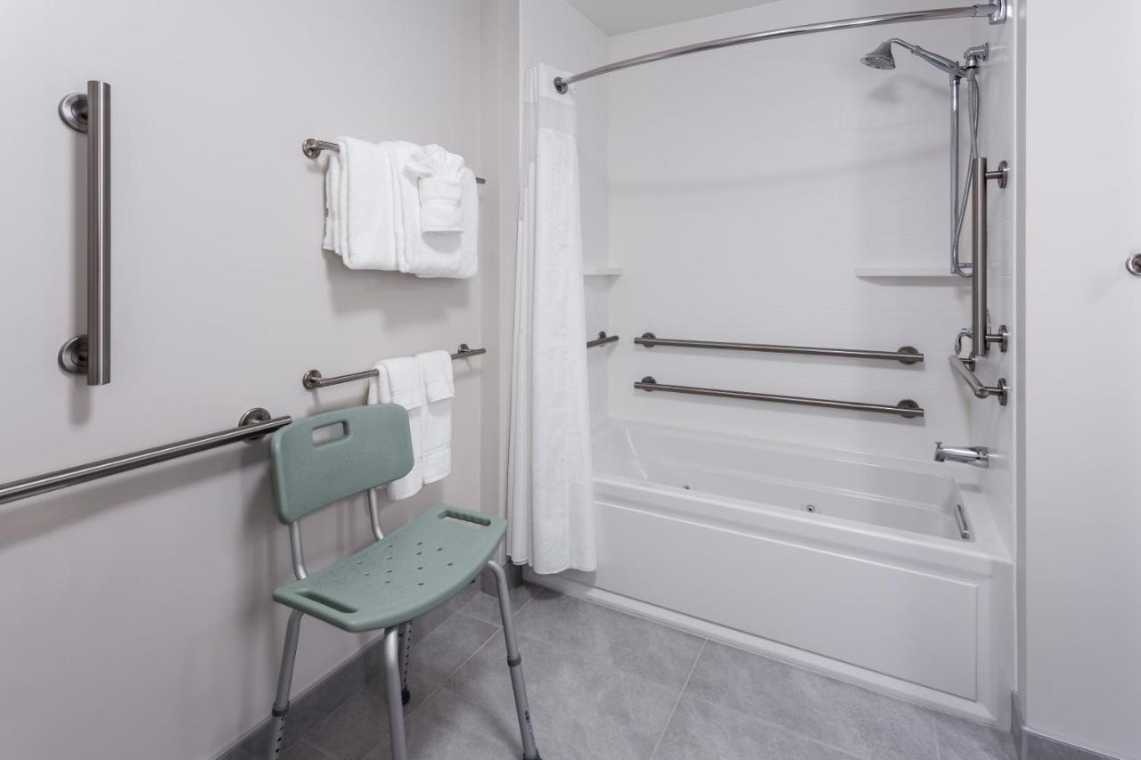 Deluxe Suite at Holiday Inn Express & Suites Rice Lake by IHG