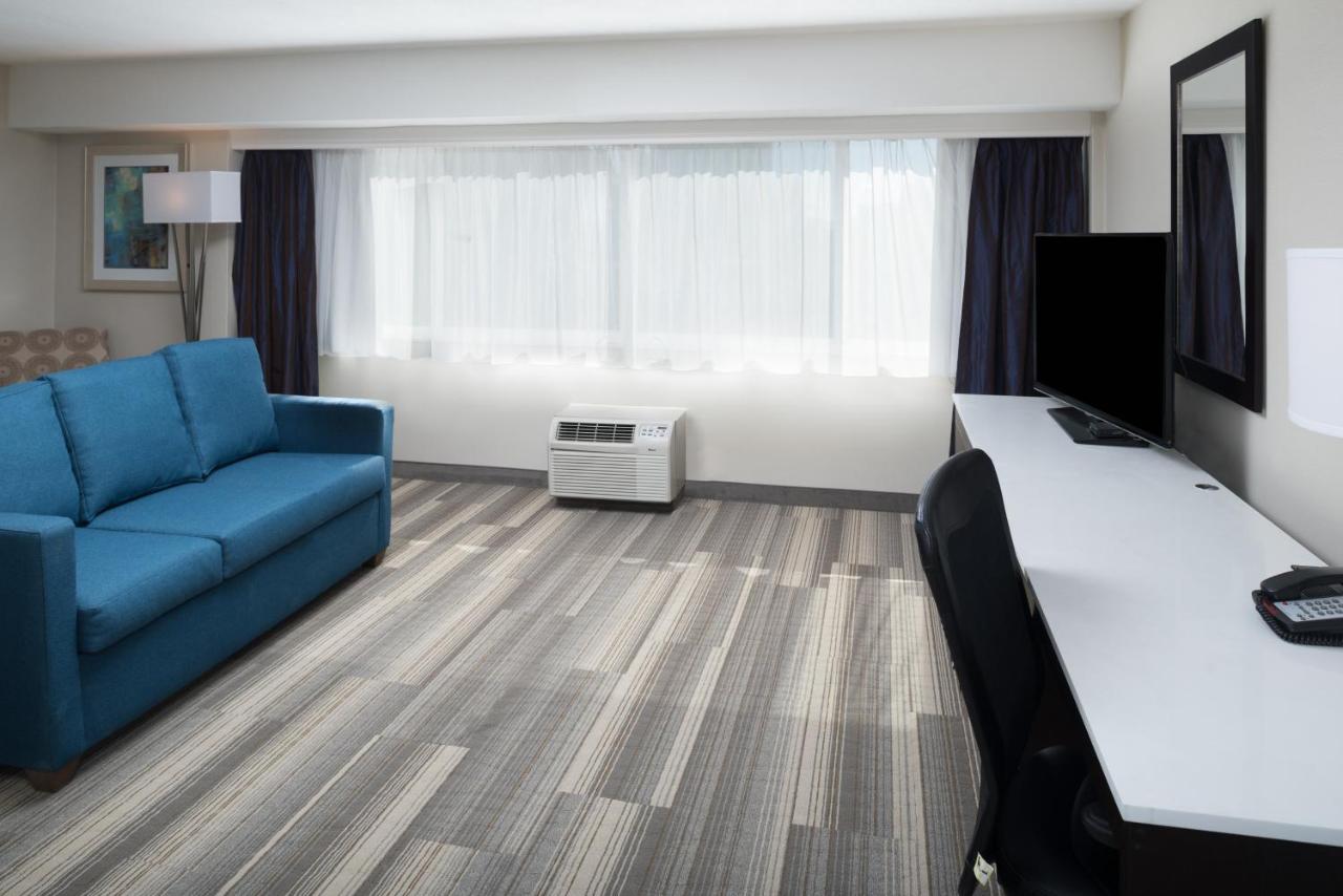 Deluxe Suite with Hearing Accessible Shower - Non-Smoking at Holiday Inn Express San Diego Downtown by IHG