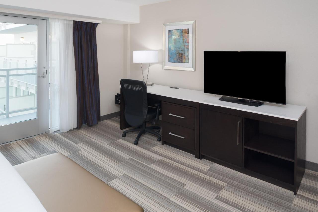 King Room - Mobility Access Roll in Shower/Non-Smoking at Holiday Inn Express San Diego Downtown by IHG