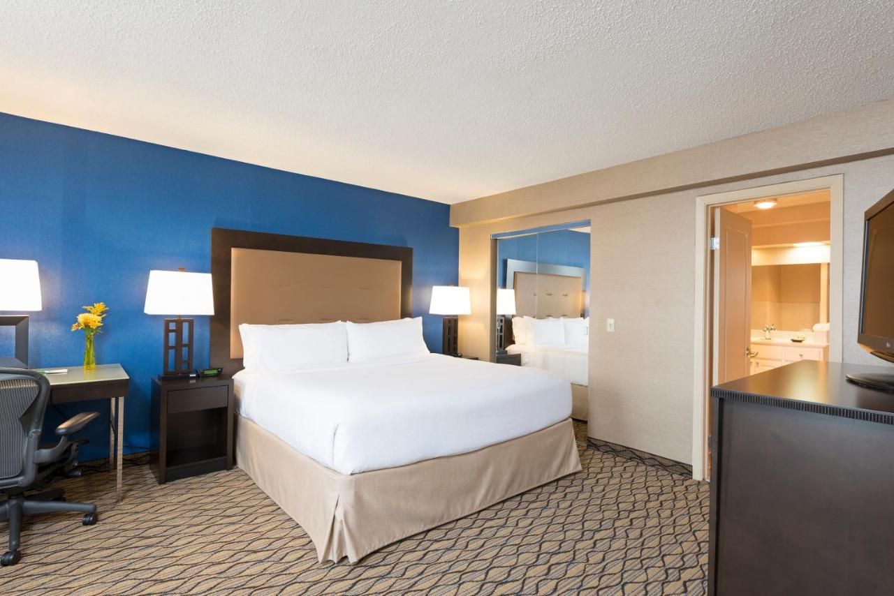 Queen Room - Mobility Access Roll in Shower/Non-Smoking at Holiday Inn Chicago - Elk Grove, an IHG Hotel