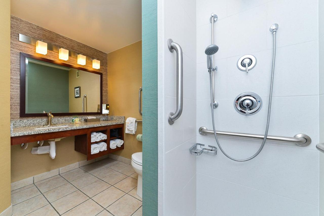 King Room with Roll In Shower - Disability Access/Non-Smoking at Buffalo Bill Village Cabins