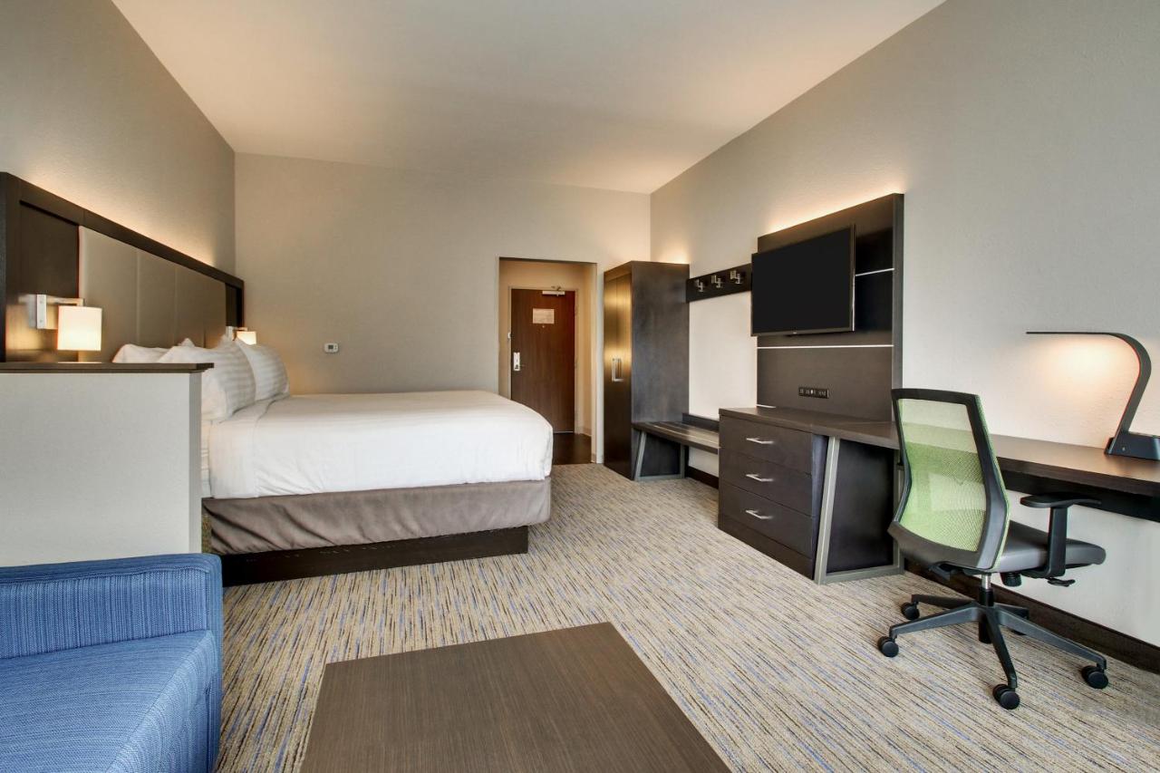 King Room - Hearing Accessible - Non-Smoking at Holiday Inn Express & Suites Charleston NE Mt Pleasant US17 by IHG