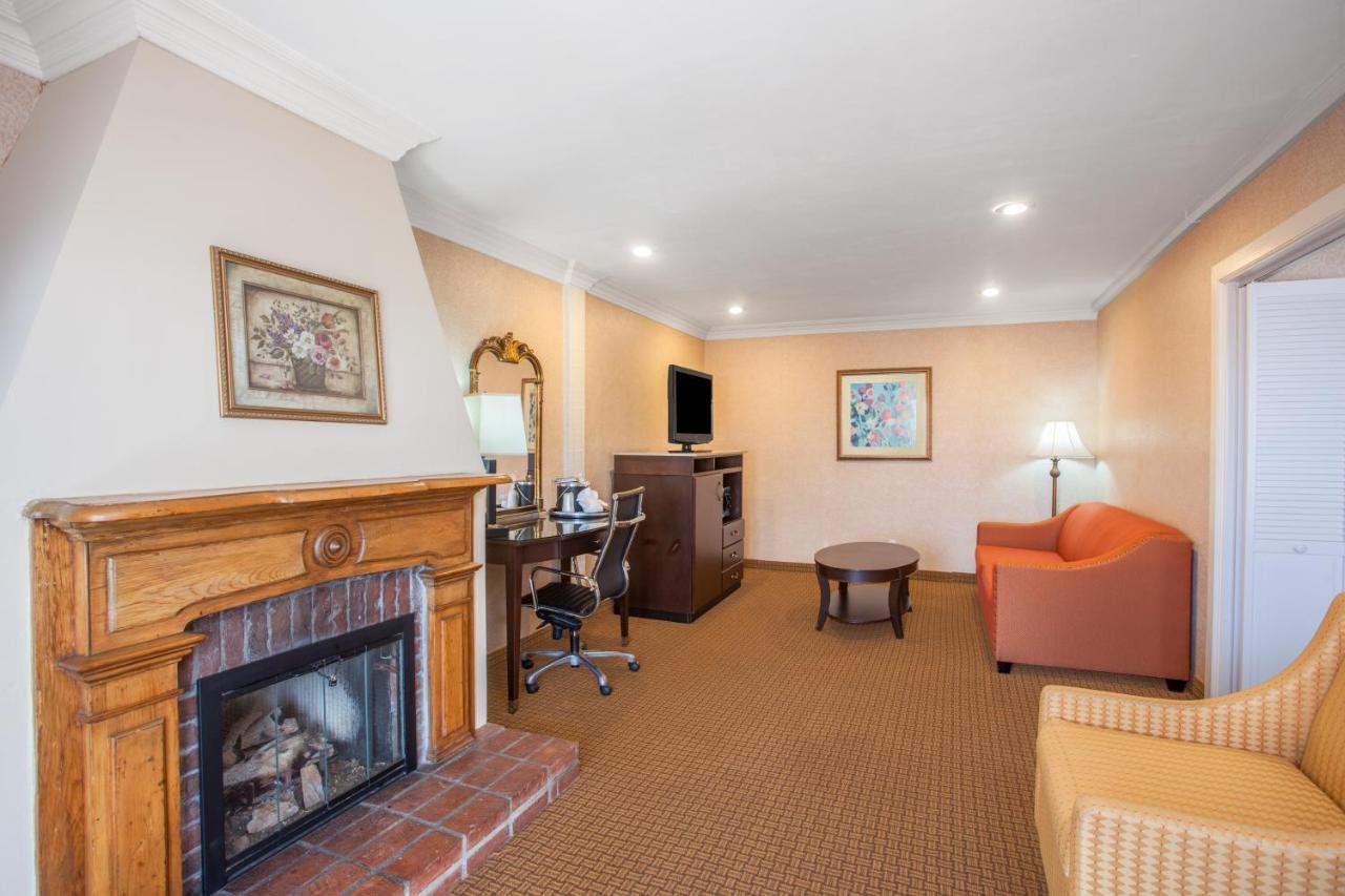  | Holiday Inn Laguna Beach