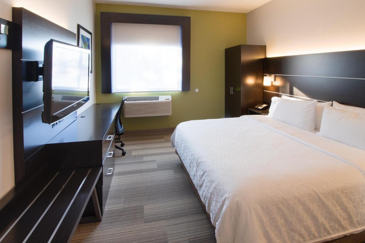 King Room - Mobility Access Tub/Non-Smoking at Holiday Inn Express & Suites Worthington by IHG