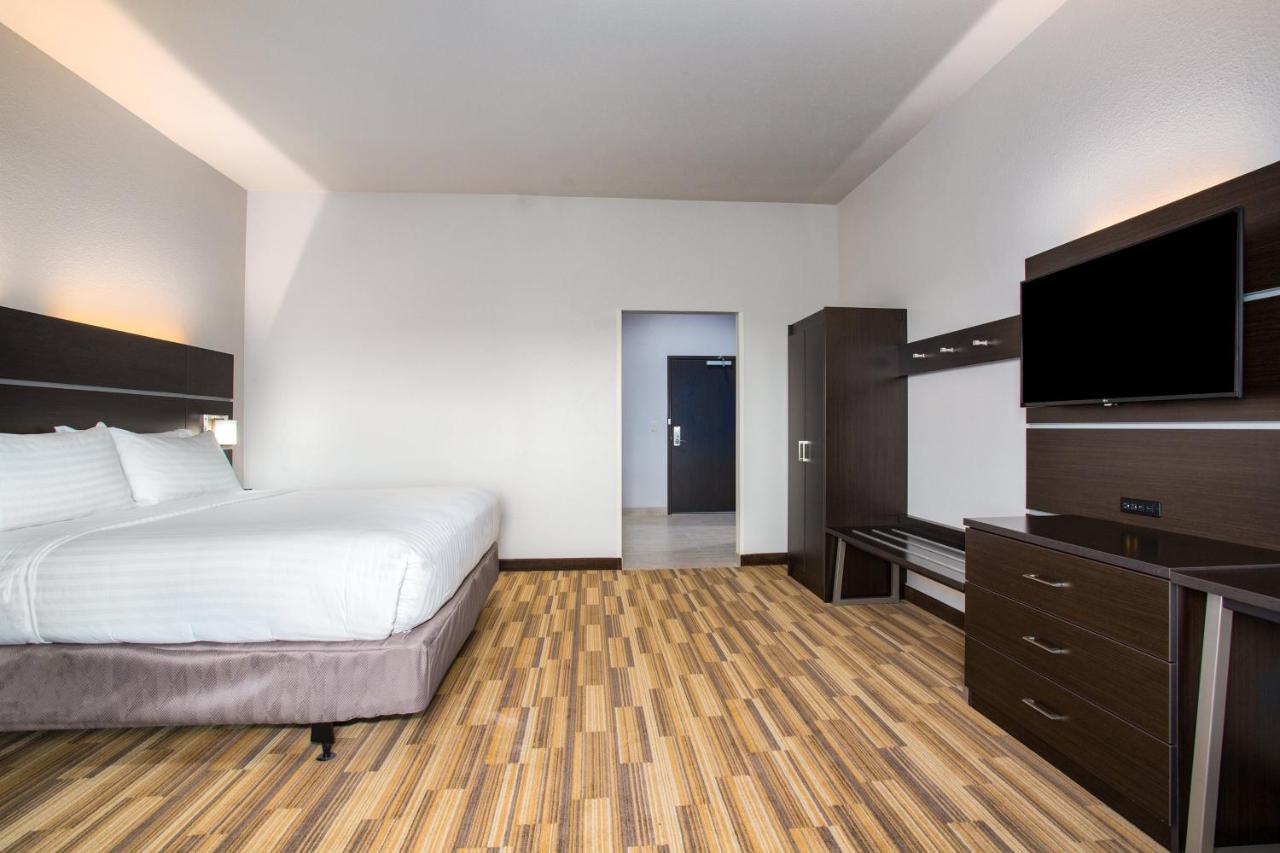 King Room - Hearing Accessible - Roll-in Shower at Holiday Inn Express & Suites Rapid City - Rushmore South by IHG