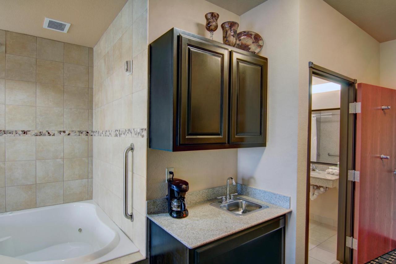 King Room with Whirlpool at Holiday Inn Express & Suites Paris, Texas by IHG