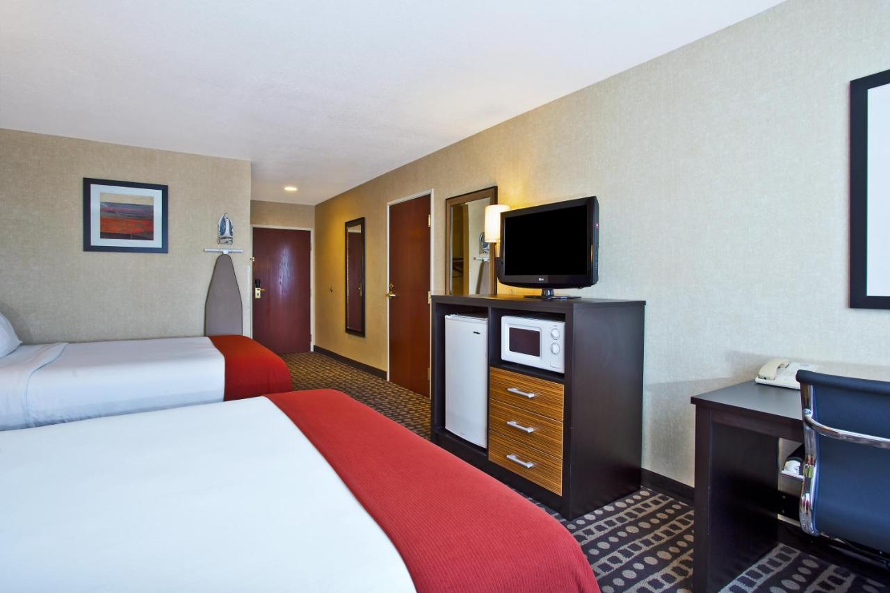 Twin Room with Tub - Disability Access/Hearing Accessible/Non-Smoking  at Holiday Inn Express Hotel & Suites Wabash by IHG