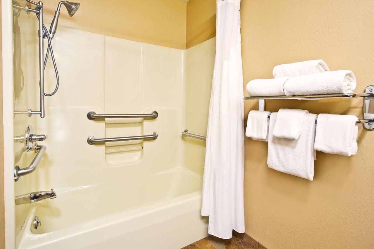 Twin Room with Tub - Disability Access/Hearing Accessible/Non-Smoking  at Holiday Inn Express Hotel & Suites Wabash by IHG