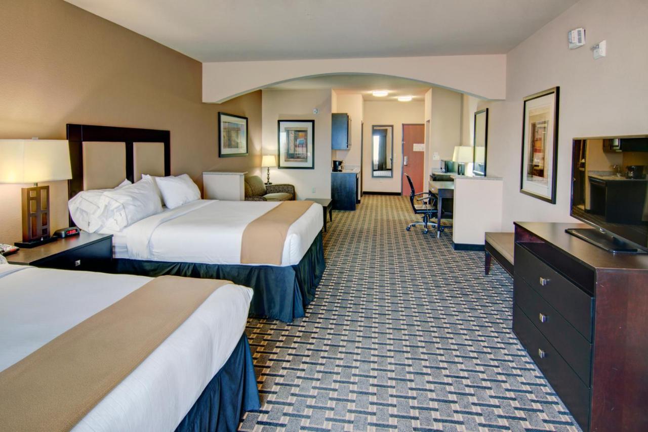 Queen Suite at Holiday Inn Express & Suites Paris, Texas by IHG