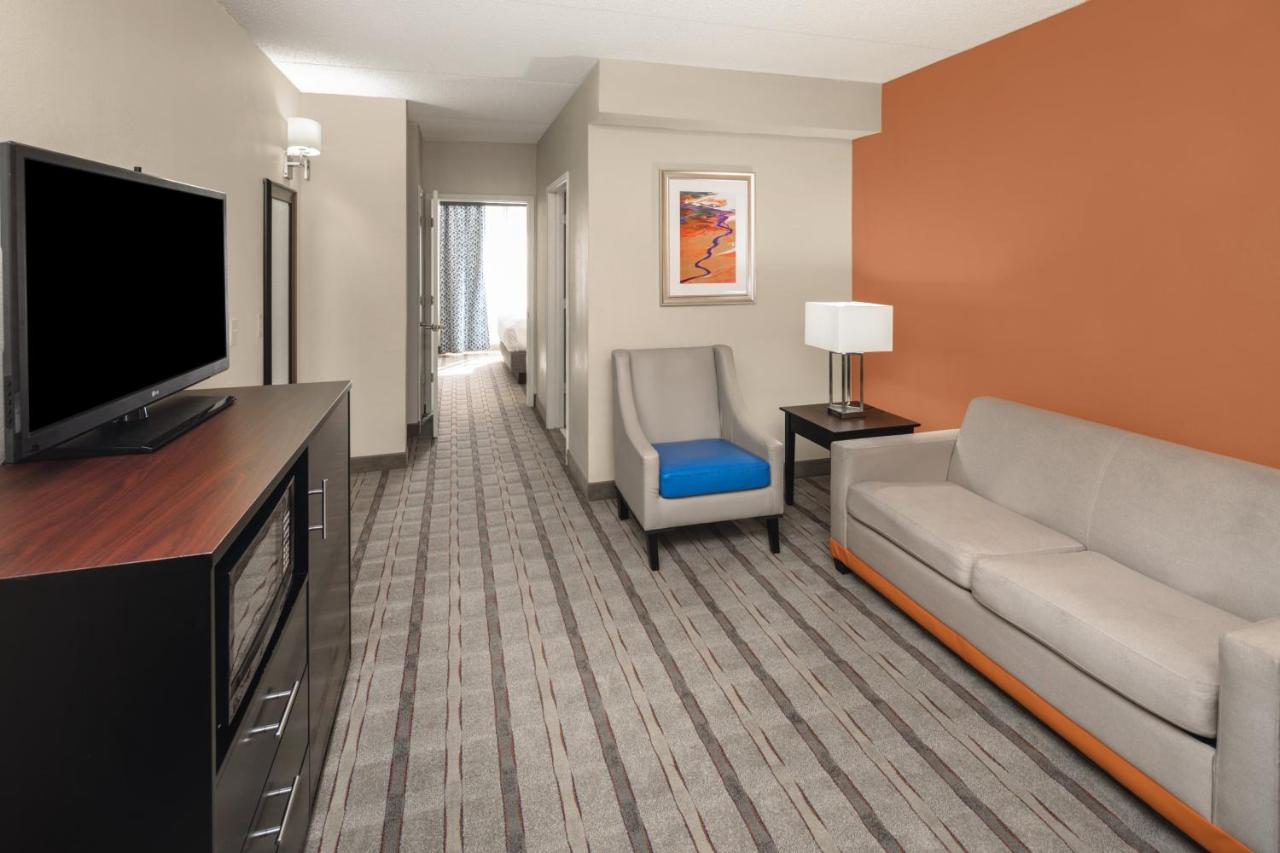 Executive King Suite at Holiday Inn Express & Suites Atlanta NE - Duluth by IHG