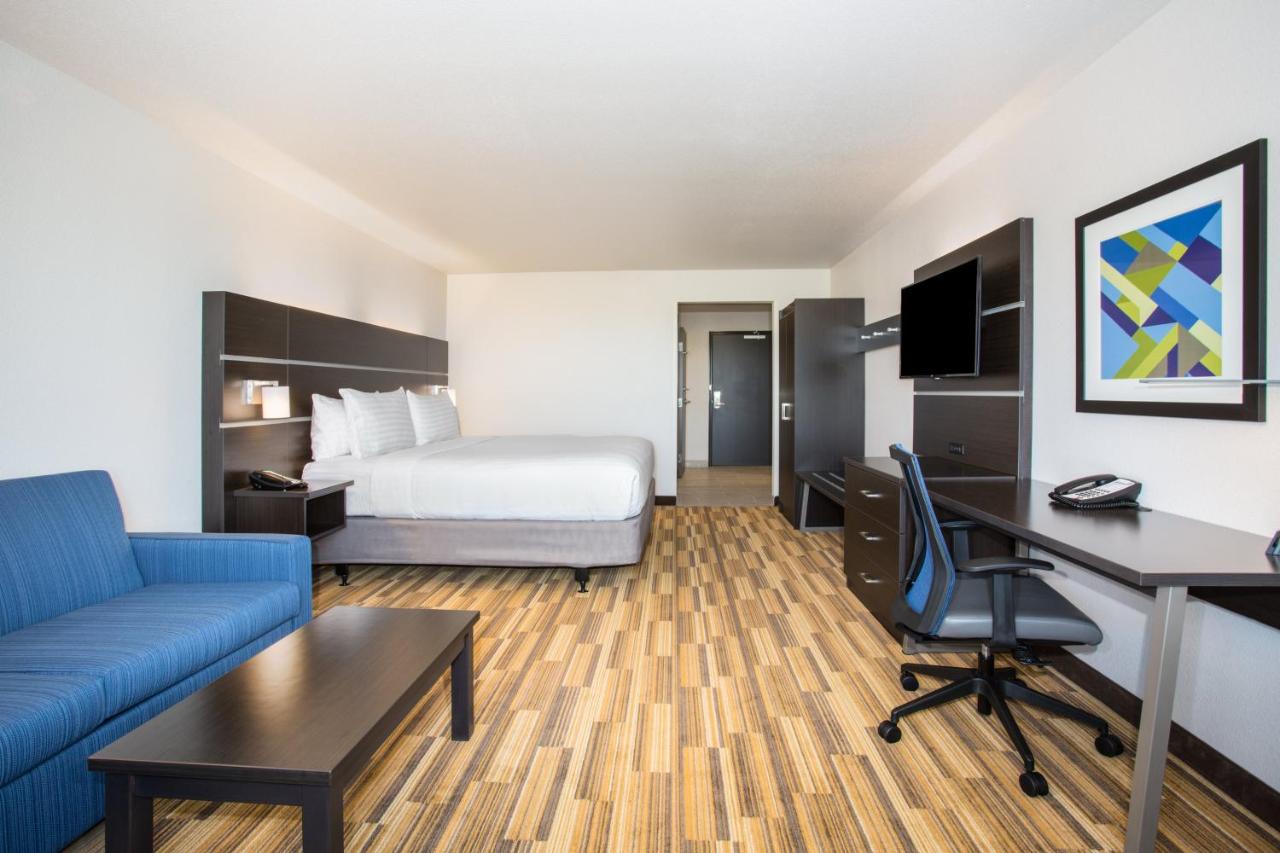 King Suite at Holiday Inn Express & Suites Rapid City - Rushmore South by IHG