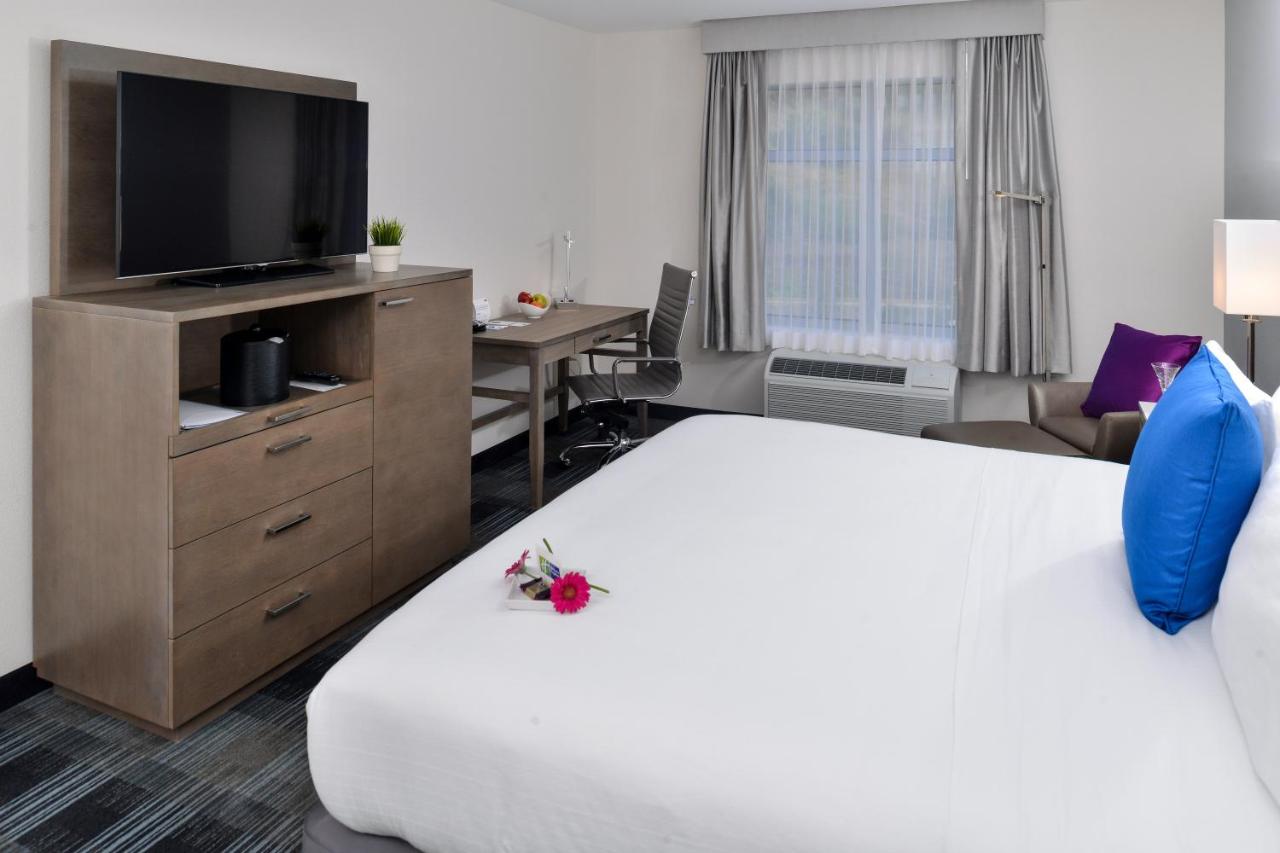 King Leisure Room - Non smoking at Holiday Inn Express & Suites San Diego - Mission Valley by IHG