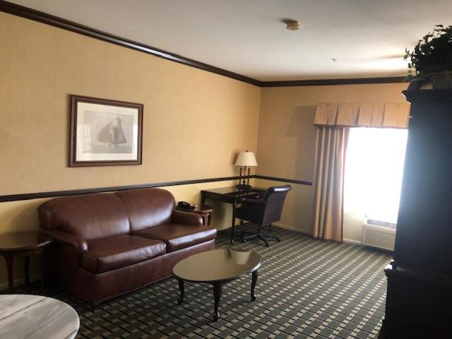 One-Bedroom Suite at Folk Inn Ontario Airport