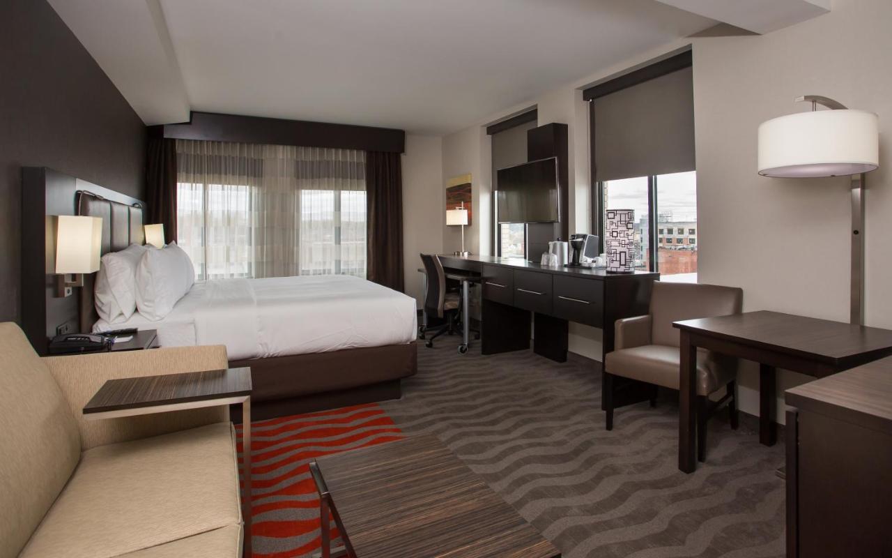 King Suite at Holiday Inn Express Springfield Downtown, an IHG Hotel