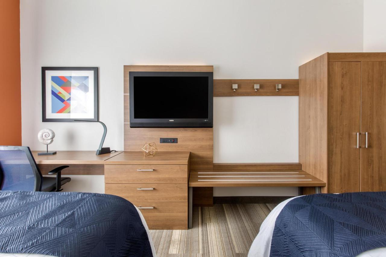 Queen Room with Two Queen Beds at Holiday Inn Express Hotel & Suites Houston-Alvin by IHG