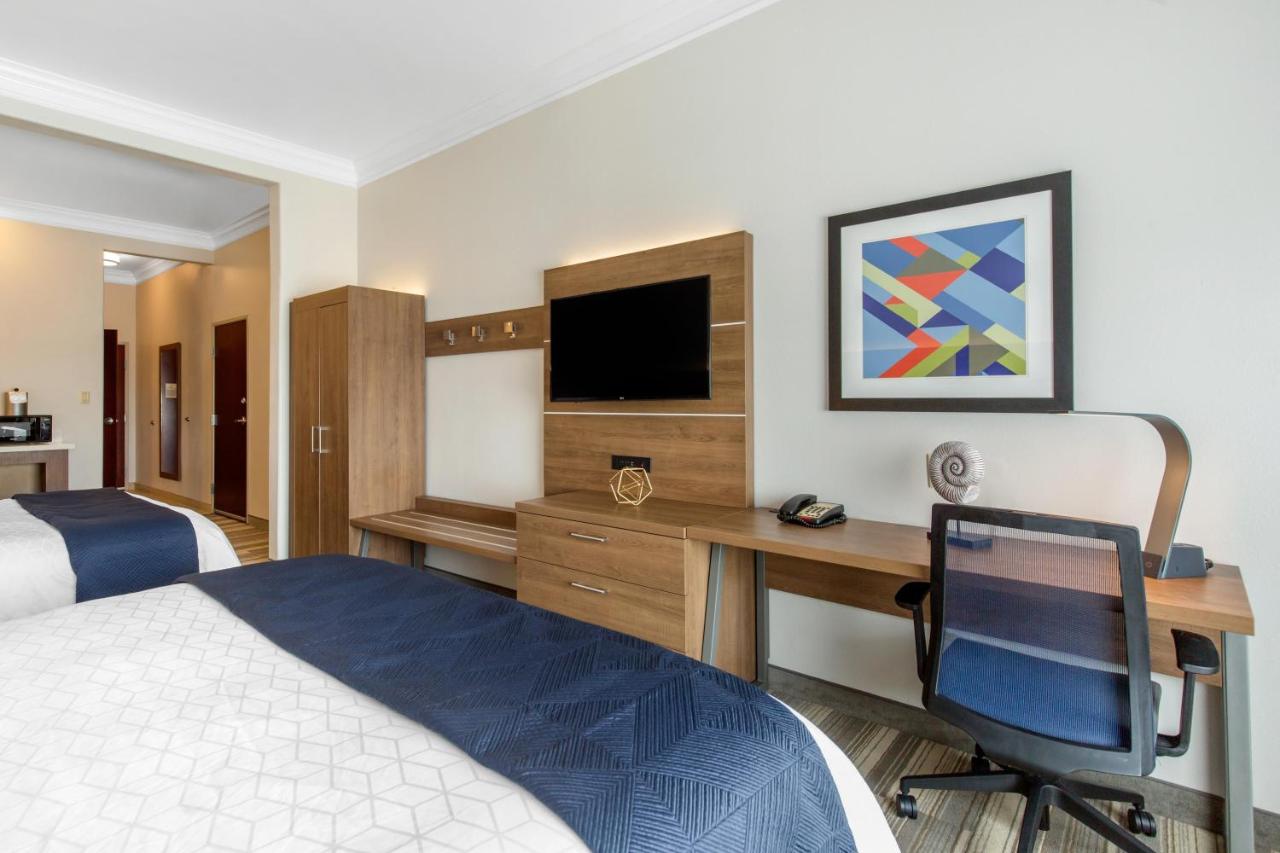 Queen Room with Two Queen Beds at Holiday Inn Express Hotel & Suites Houston-Alvin by IHG